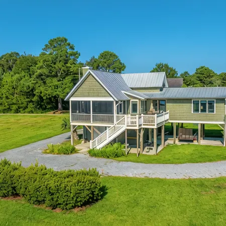 BENNETT’S POINT BUNGALOW ON DEEP WATER WITH PRIVATE DOCK ACCESS