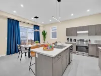 22min drive to Niagara. Sleeps 10. 1GB. 5 Bd/4 Bth Hotels in Thorold