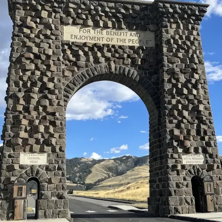 Large home next to Yellowstone Nat Park with mountain views