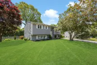 Gorgeous home with 5 Queen beds near Bonnet shores. Walk to beach/ narrow river - 2-Star
