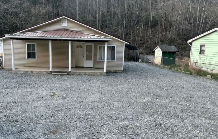 Papa Bear's Den!The perfect location to visit the trails”