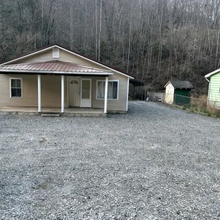 Papa Bear's Den!The perfect location to visit the trails”
