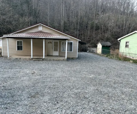 Papa Bear's Den!The perfect location to visit the trails”