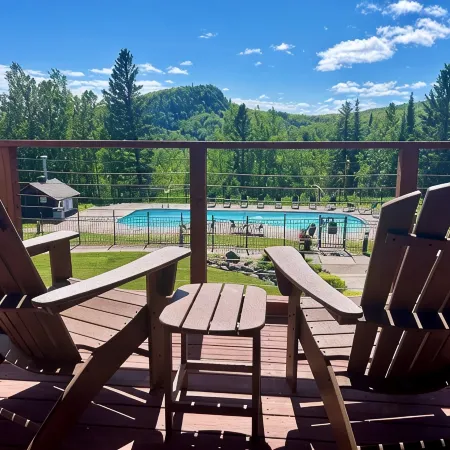 Newly Remodeled Fireplace Studio Ski-in/Ski-Out Condo-Balcony, Pool & Hot Tub