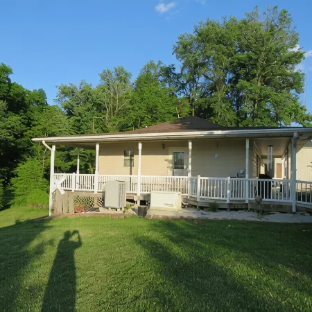 2-Bedroom Vacation Home Minutes Away from Greencastle and Depauw Campus