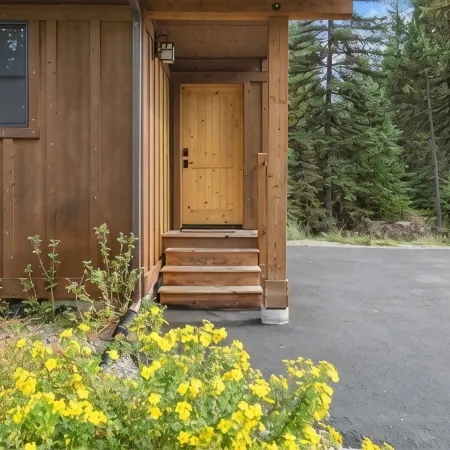Secluded cabin with your own pond. Waterfront steps away. 30min to ski big mtn