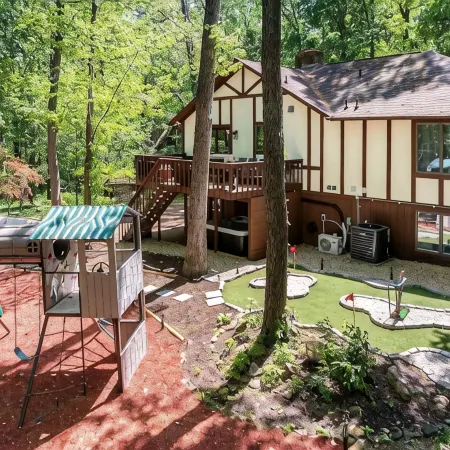 The Hidden Gem! Speakeasy, Karaoke, Hot Tub, Golf