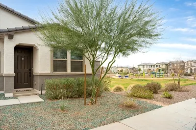 3 BR home w/Pool & Game room Hotels in Estrella