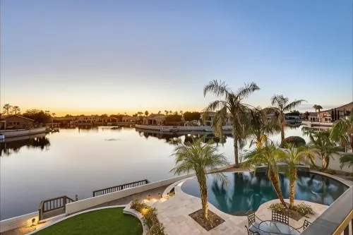 Lakefront Getaway with Infinity Pool and Pontoon - 4 ดาว