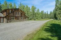 Peaceful cabin overlooking meadow with hot tub