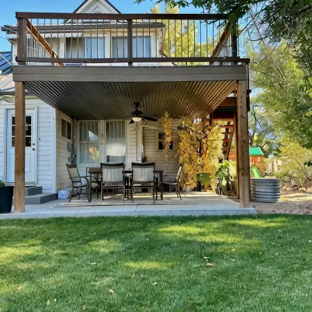 Gorgeous downtown beauty! 2min walk to local restaurant's/Main Street Montrose