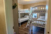 Relax fish/play: Pvt 25-acre clear Blue Lake w/ home that sleeps 10 comfortably. - Wifi