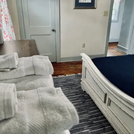 Charming 2-bedroom house in small-town neighborhood Hotels in Bath