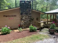 Walk to Waterfalls!  Cozy All Seasons Highlands Cabin 6 min to Town - Gym