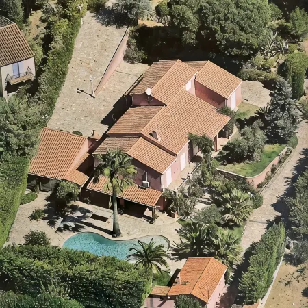 Beautiful vacation villa with large pool 900m walk to the beach for 12 people