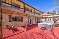 Lakeside Treetop Cottage: Boat Dock & Hot Tub - balcony