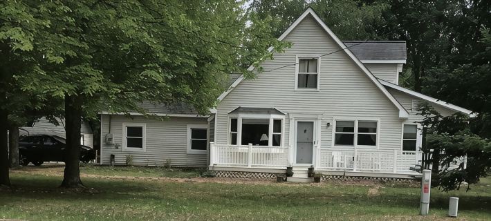 Roomy home with spacious fenced in backyard and fire pit. Hotels in Clare County