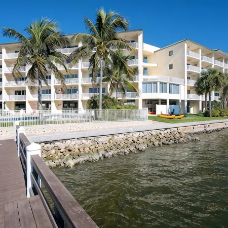 See dolphins from the balcony! Hot tub and pool. Renovated & fully equipped410