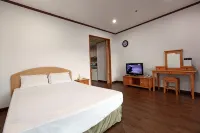 Seorak Pine Resort - غرفة مطلة على الجبل