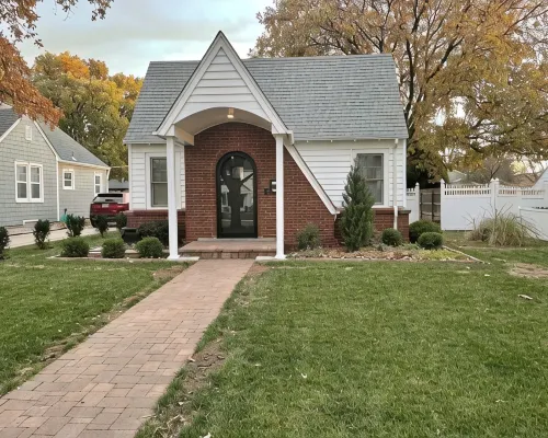 Cozy Double King Suite Bungalow Hotels in Great Bend