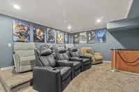 Spacious 5 Bedroom w/Pool, Patio and Theater - Pools