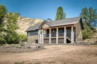Newly built cabin with private 2 acres, pool & hot tub - Alppimaja