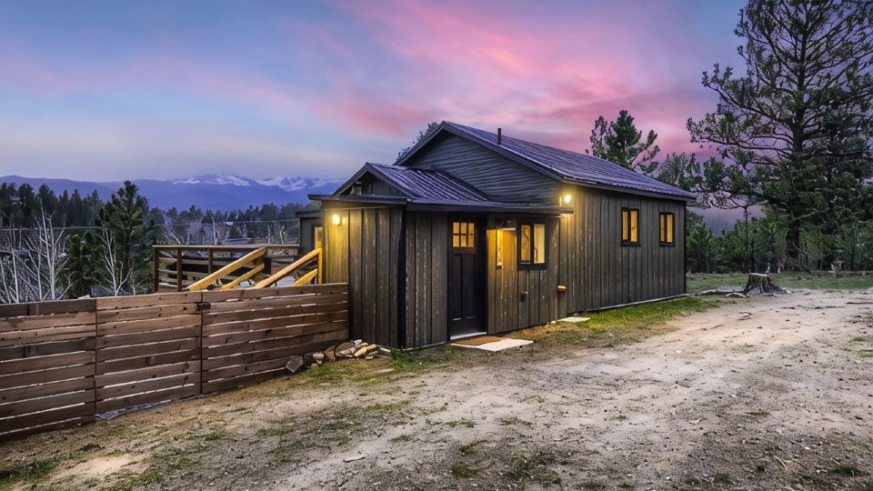 Stylish 2-bedroom Cabin with Breathtaking Mountain Views + Hot Tub