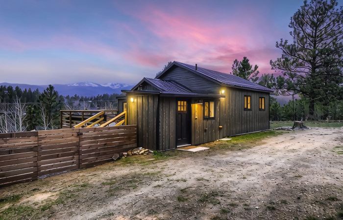 Stylish 2-bedroom Cabin with Breathtaking Mountain Views + Hot Tub