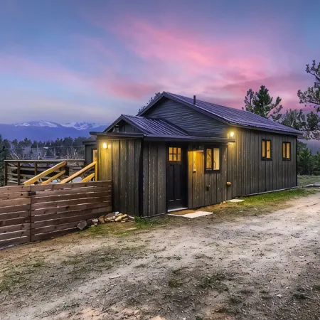 Stylish 2-bedroom Cabin with Breathtaking Mountain Views + Hot Tub Отели в г. Бейли