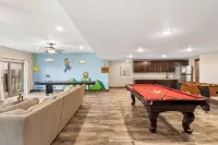 Luxe Lodge: Gaming Paradise W/ Breathtaking Lake Views, Indoor Pool Close to SDC - Gym