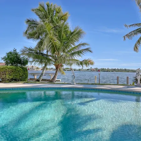 Coco Sands Riverfront Pool Home w/5 Bedrms - 3 min to the beach