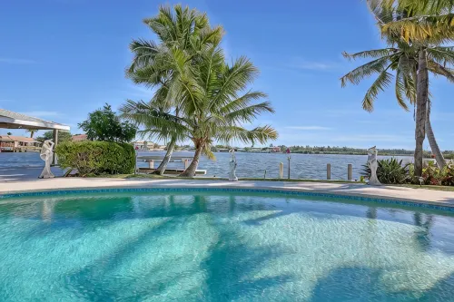 Coco Sands Riverfront Pool Home w/5 Bedrms - 3 min to the beach - 부티크