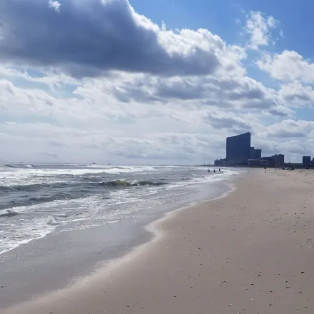 One block from the beach!  Cozy beach condo near restaurants and shopping.