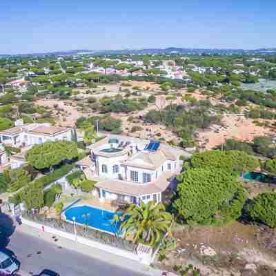 Spacious 4 bedroom villa in quiet location with sea views Hotel Exterior