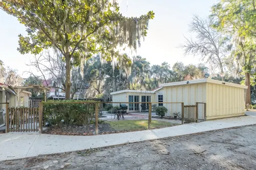 Old Town Bluffton Cottage + Free Golf Cart - Fenced Yard - Downtown - Sleeps 8 - Bathtub