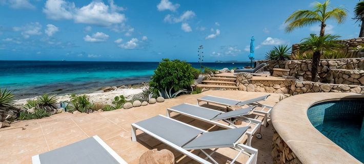 Sophisticated Oceanfront Villa, Beach Access 크랄렌데이크 호텔
