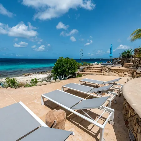 Sophisticated Oceanfront Villa, Beach Access