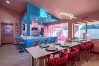 Dollhouse Daydream Barbie-inspired, Spacious 5-bedroom house with heated pool - 4-Star
