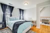 Spacious home for entertaining, centrally located to beach, ferry, and airport. - Swimmingpools