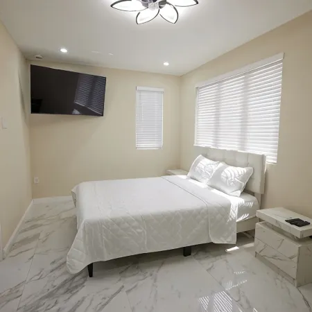 Luxury 6BR Villa w/ Pool, Rooftop Deck & lower level Lounge/ 2 Car garage/AC
