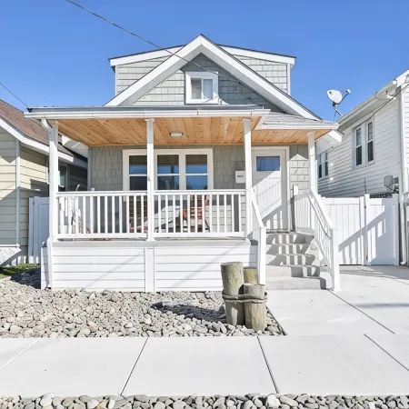 Beach House Full of Family Fun Within 15 Min Walk to the Beach +  Work Space