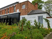Corner House Apartment - parking