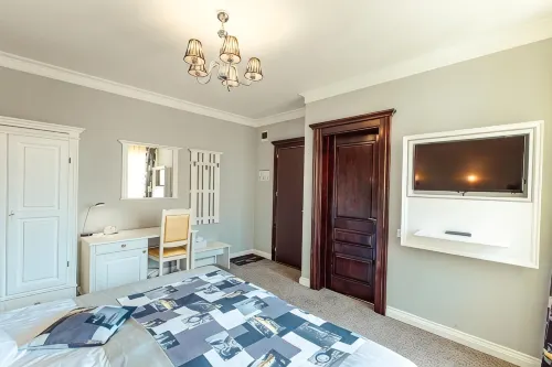 4Cardinal's Hotel Boutique