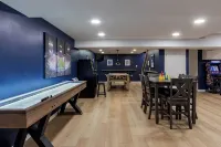 Happy Valley Retreat ~ Epic Game Room ~ 130" TV Wall ~ 10 Min to Campus/Downtown