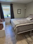 East Royalty Modern lower level apartment. - 2-نجوم