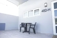 Cozy 1-bedroom apartment in great Palm Beach with AC, WiFi and private pool. - 2-Star