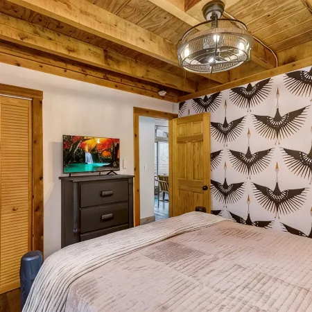 Log Cabin, 3 Bedrooms, Sauna, Cold Plunge, Full Body Massage Chair, Sleeps 6