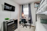 The Blue Horizon 3BR Retreat By Beach & Naval Base - Kitchenette