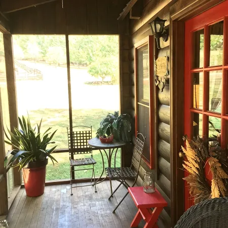 Romantic cabin on horse farm just 6 miles away from historic downtown Dahlonega, Отели в г. Лампкин