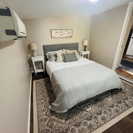 Toledo Bend Lake Record Lodge - waterfront, private boat dock and Pet-friendly!